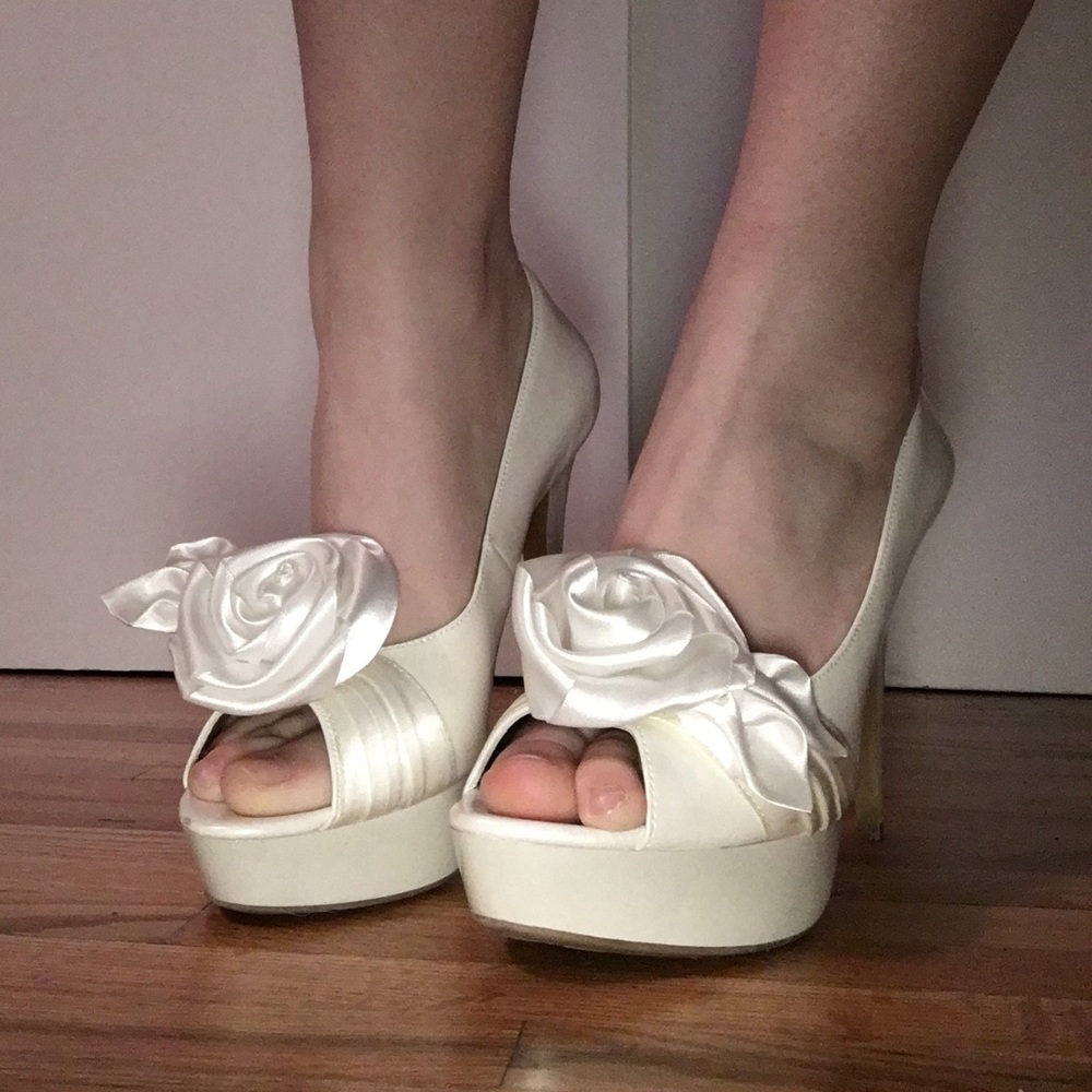 Carlos Santana White Rose Heels